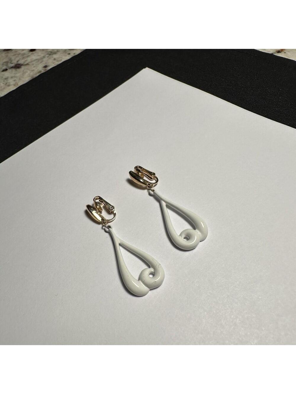 Vintage Crown Trifari Gold Tone Clip-on Clip On Earrings White Enamel